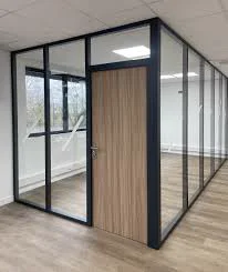 Démontage de cloisons vitrées dans des bureaux